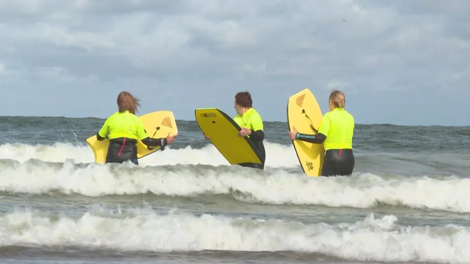 Starší a handikepovaní Litevci nalezli zálibu v bodysurfingu