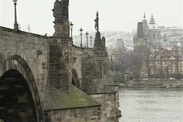 30 let zpět: Karlův most potřebuje opravit