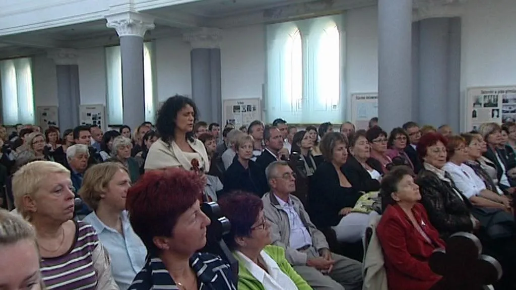 Iva Bittová při koncertě v kostele ve Frýdku-Místku