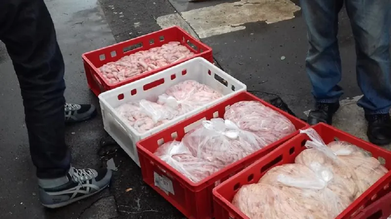 Veterináři v Sapě našli auto s 210 kilogramy nechlazených vepřových vnitřností