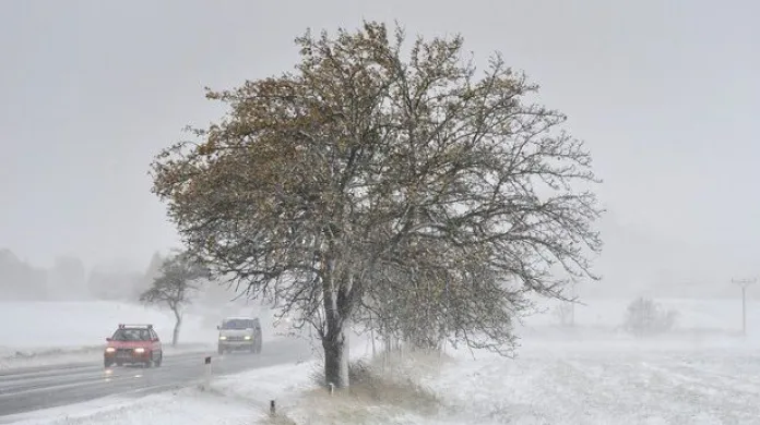 Události: Sněžení zkomplikovalo dopravu v Čechách