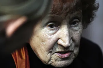 Zvídavá Bohumila Grögerová. Při hovoru s muži seděla jako puťka, v poezii experimentovala
