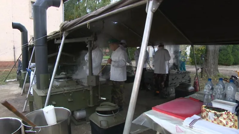 Jedna z českých polních kuchyní v Maďarsku