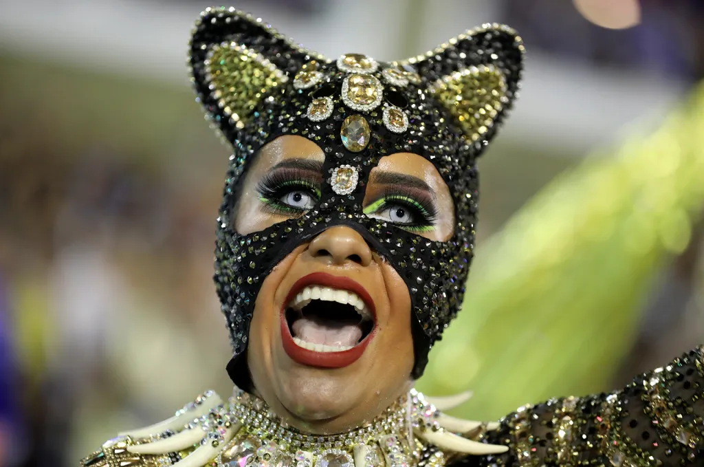 Raissa de Oliveira ze školy samby Beija-Flor na sambodromu během prvního dne karnevalového průvodu v Riu de Janeiro