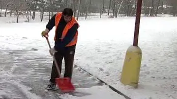 Nezaměstnaný při úklidu sněhu
