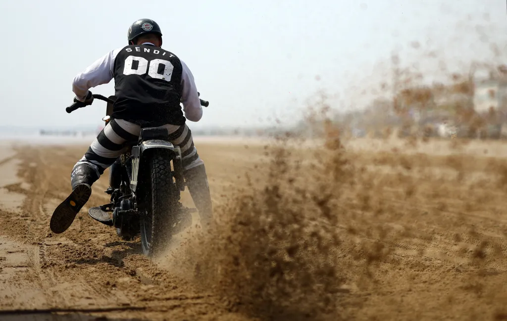 Detail na motorkáře účastnícího se závodů