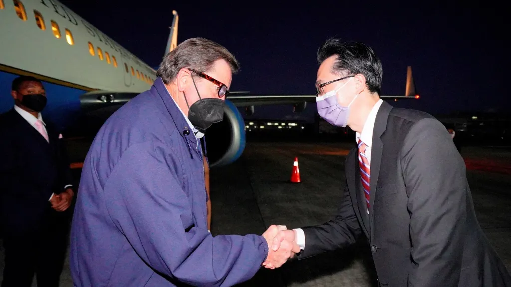 Tchaj-wanský diplomat Douglas Hsu vítá amerického kongresmana Johna Garamendiho