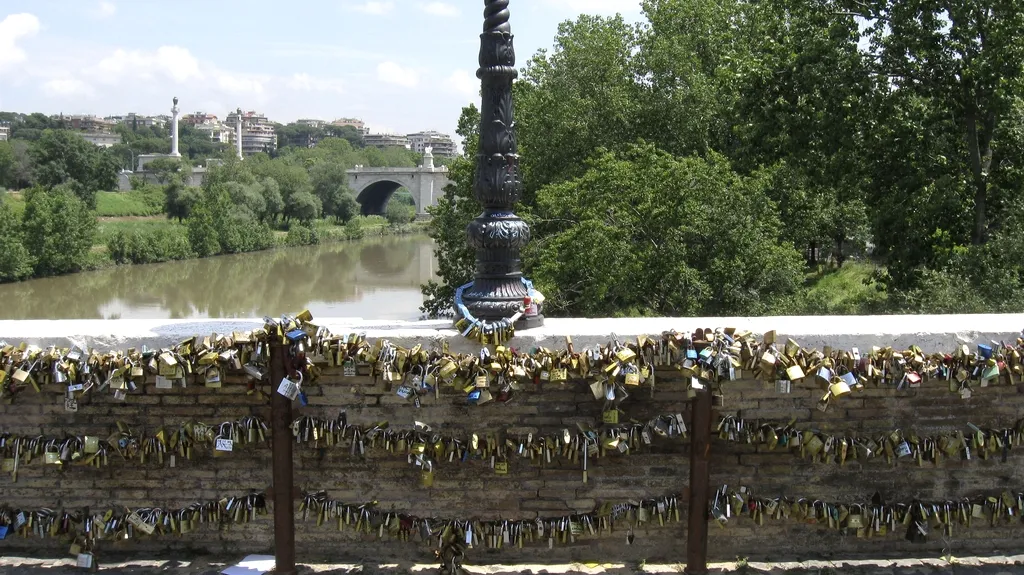 Římský most Milvio je plný zámečků lásky