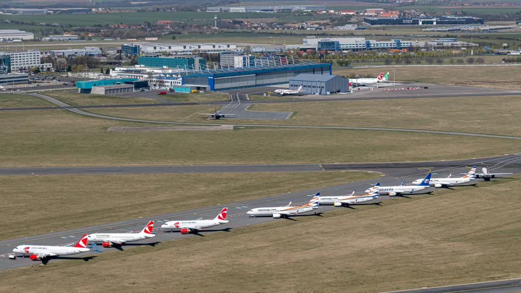 Jakub Vaněk, který nad Ruzyní letecké snímky pořídil, poznamenal, že „takovýto počet uzemněných letadel tu dlouho nebyl – naposled a ne na tak dlouho v době sopky na Islandu v dubnu 2010“. A dodal, že sportovní létání bylo již povoleno.