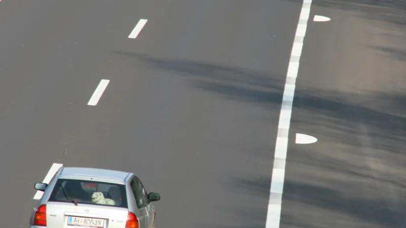 Na kraji dálnice v Rakousku jsou k vidění tzv. Nebelpunkte, které zároveň pomáhají s udržením bezpečné vzdálenosti