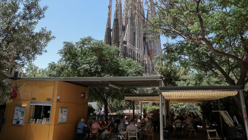 Obyvatelé Barcelony hrají karty a domino na dohled od baziliky Sagrada Família