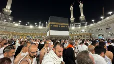 Muslimští poutníci ve Velké mešitě v Mekce