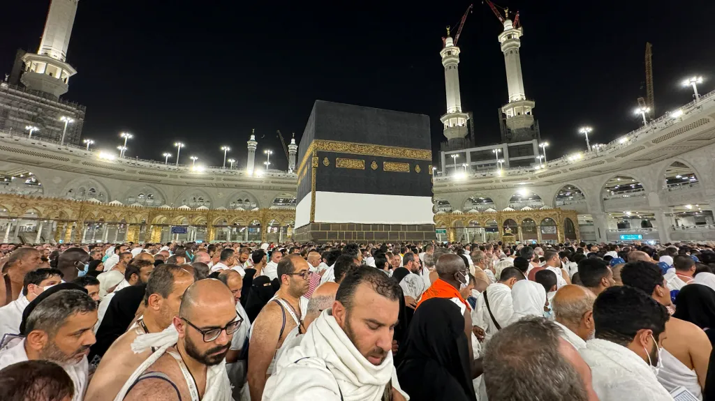Muslimští poutníci ve Velké mešitě v Mekce