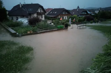 Silné bouřky zvedaly hladiny toků, hasiči měli stovky výjezdů