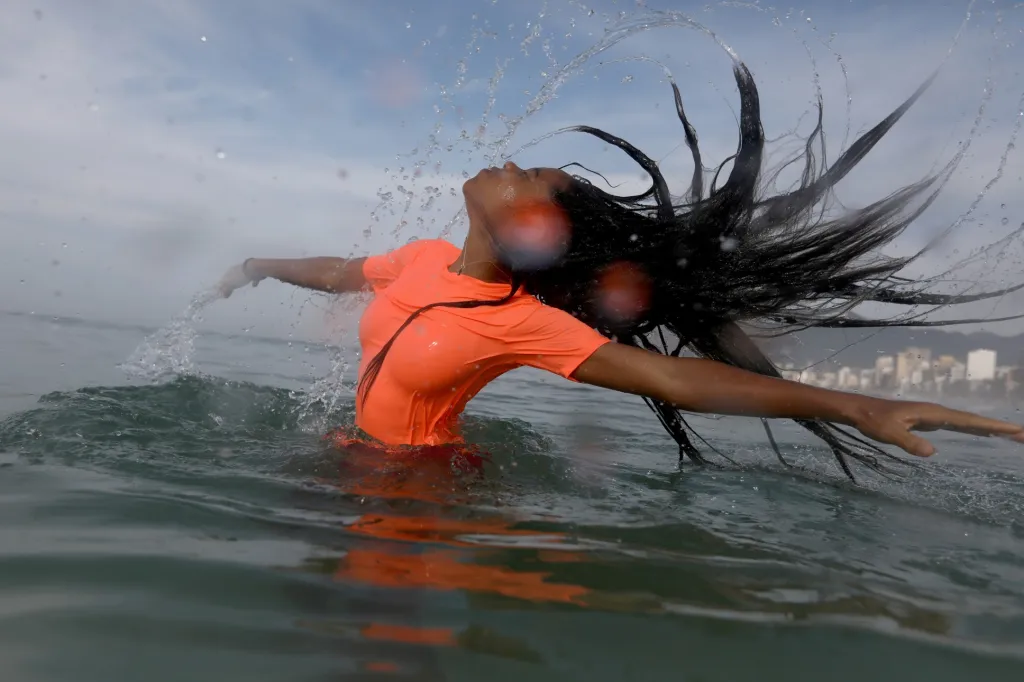 V Brazílii se rozvíjí nový druh sportovně-umělecké aktivity, která by se dala popsat jako mořský či vodní balet. Oproti klasickým akvabelám baletky nevyužívají pouze plavání. Důležitý je celkový pohyb a využití vln během choreografie