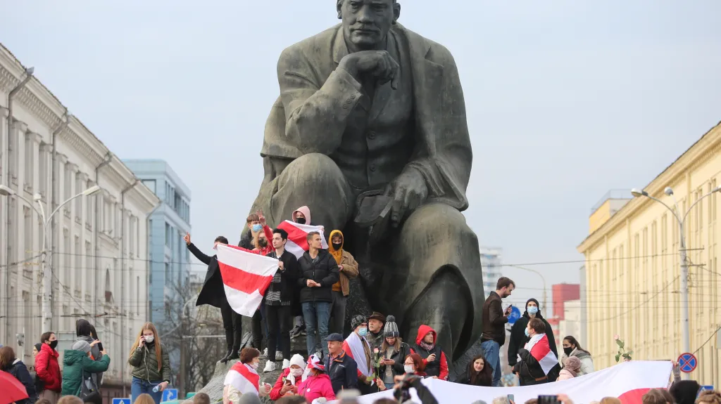 Podporovatelé běloruské opozice protestují v Minsku pod sochou spisovatele Jakuba Kolase