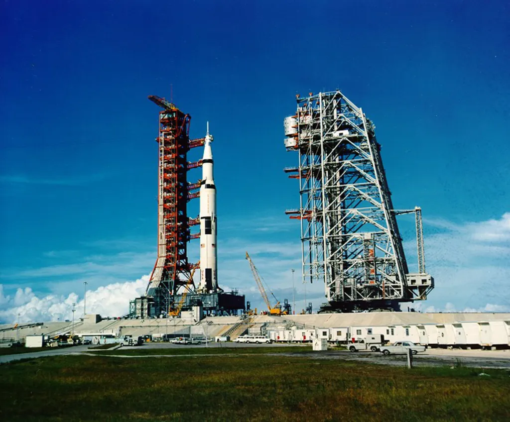 Raketa Saturn nesoucí kosmickou loď Apollo 11 je připravená na startovací ploše v Kennedyho vesmírném centru 1. července 1969