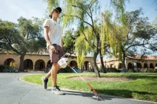 Na Stanfordově univerzitě vyvinuli robotickou slepeckou hůl. Sama naviguje a radí