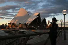 Pandemie ve světě: Sydney zavádí uzávěru kvůli šíření varianty delta. Ta začala podle vědce převažovat i v JAR