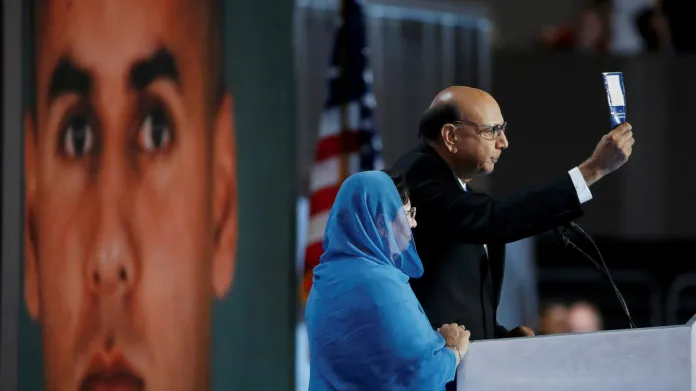 Ghazala Khanová po boku svého manžela při sjezdu demokratů ve Filadelfii