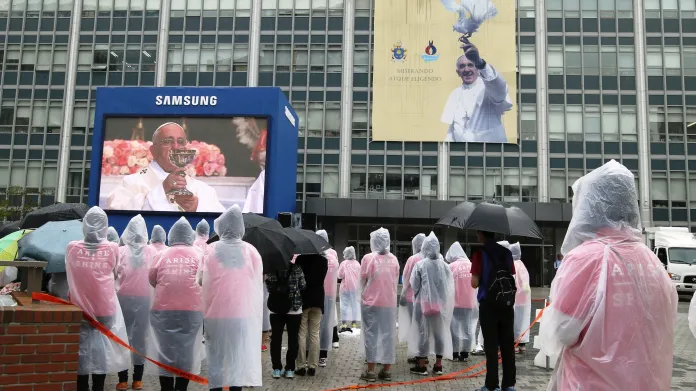 Přenos papežovy bohoslužby během jeho návštěvy Jižní Koreje
