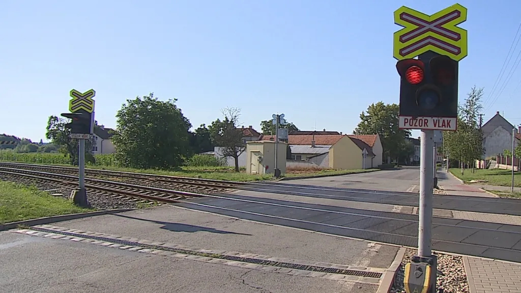Železniční přejezd ve Vracově bez závor