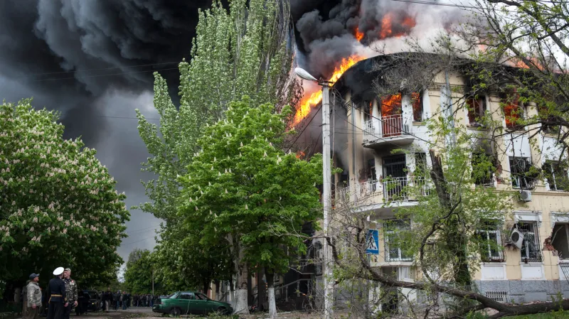 Hořící policejní stanice v Mariupolu