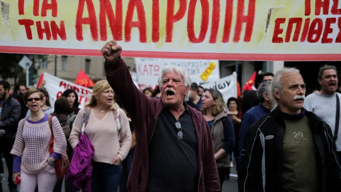 Řekové protestují proti úsporným opatřením