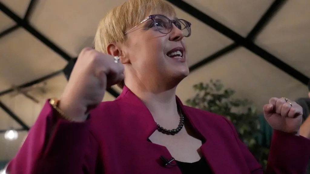 Nataša Pircová Musarová slaví ve svém volebním štábu ve slovinské Lublani