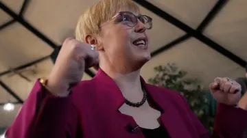 Nataša Pircová Musarová slaví ve svém volebním štábu ve slovinské Lublani