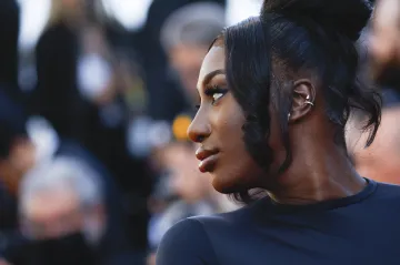Olympiádu má zahájit francouzská pop hvězda. Reakce jsou rasistické, Macron se jí zastal