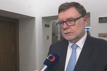 Vláda navzdory nečekaným výdajům slibuje dodržet schodek rozpočtu. Opozice je skeptická