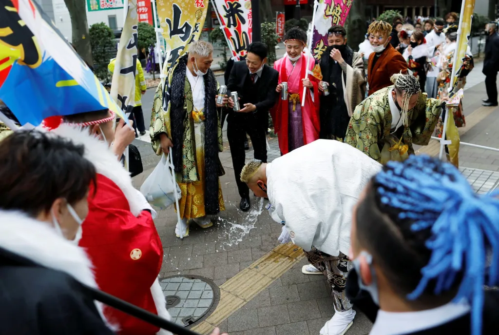 Mladí Japonci během státního svátku Dne dospělosti oslavují v ulicích města Jokohama