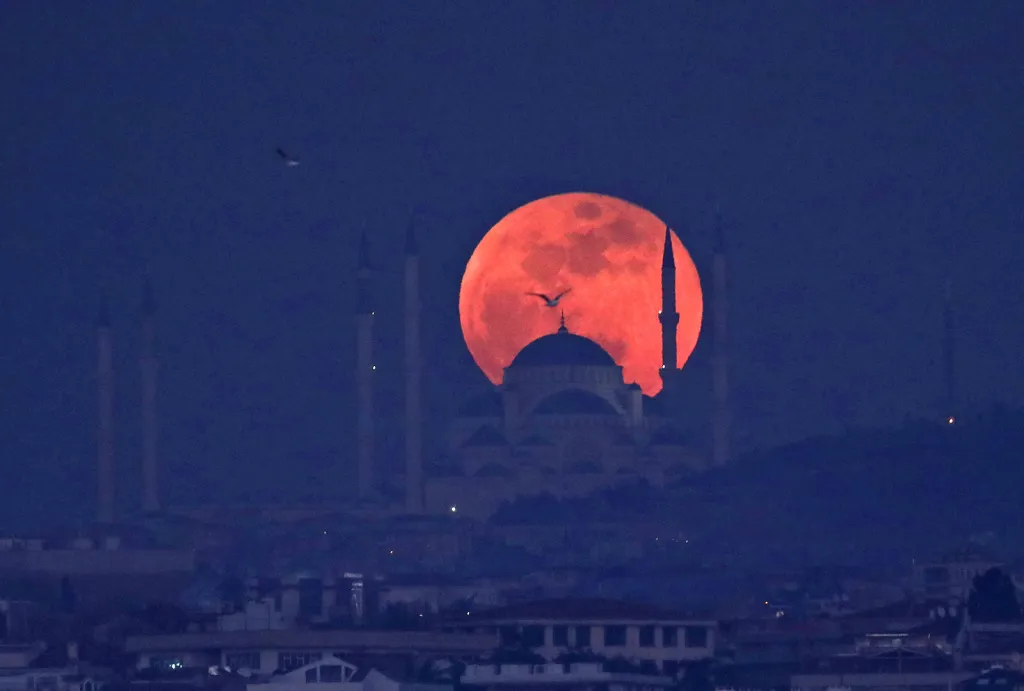Vycházející úplněk nad mešitou na kopci Camlica v tureckém Istanbulu
