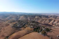„Utíkejte na kopce a osídlete je.“ Izraelská vláda povolila novou výstavbu na Západním břehu