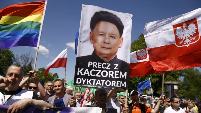 Protivládní demonstrace v ulicích Varšavy