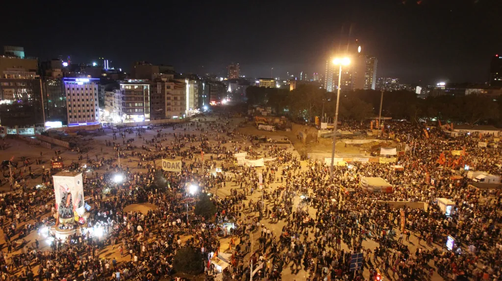Taksimské náměstí se znovu zaplnilo lidmi