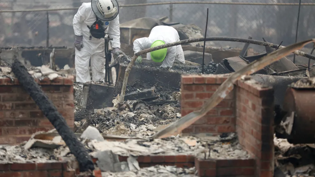 V Kalifornii dál zuří požáry, hasiči hledají v troskách oběti