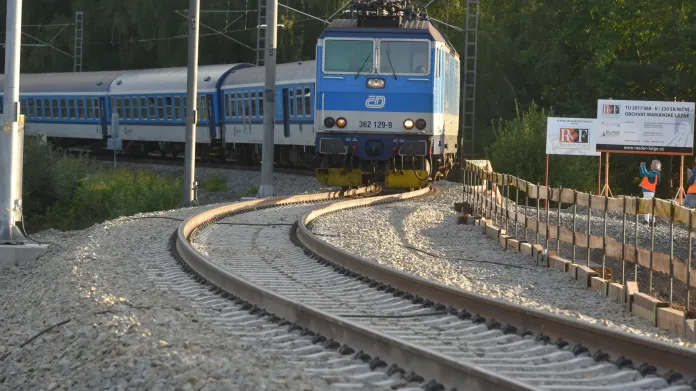 Jednokolejná trať u Mariánských Lázní v místě nehody z roku 2019
