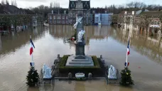 Pohled na zaplavené náměstí ve francouzském městě Arques na severu Francie