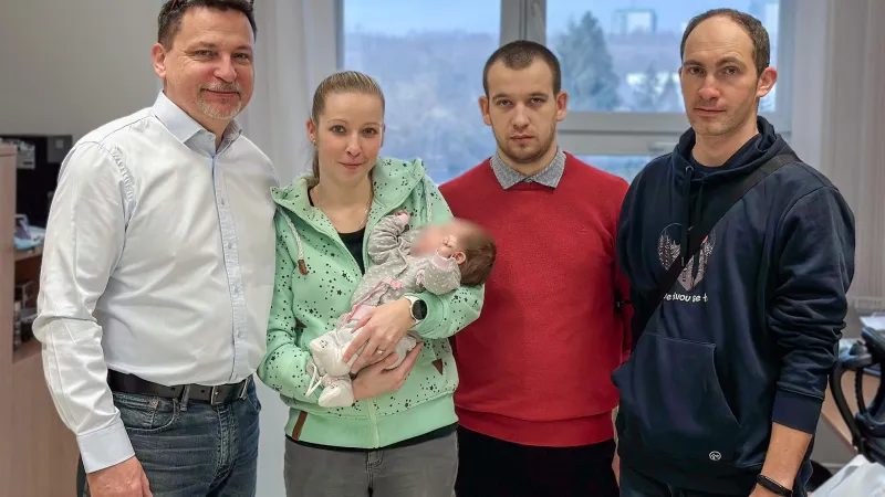 Profesor Froněk s rodinou dítěte, které dostalo transplantát