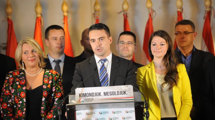 Předseda Jobbiku Gábor Vona na brífinku po eurovolbách