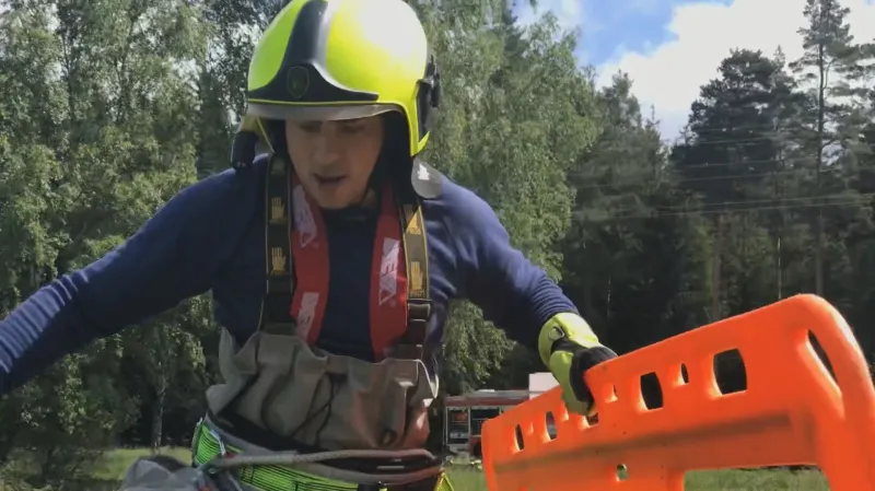 Deska, díky které hasiči vytáhnou uvázlého z rašeliniště