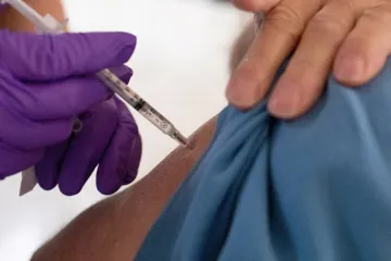 Evropské úřady schválily novou vakcínu proti covidu. Má pomoci s podzimní vlnou