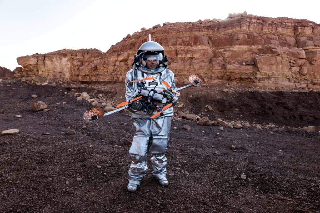 Vědec testuje dron během experimentu vedeného vesmírnou agenturou Rakouska a Izraele, které simulují podmínky na Marsu poblíž Mitzpe Ramon v Izraeli