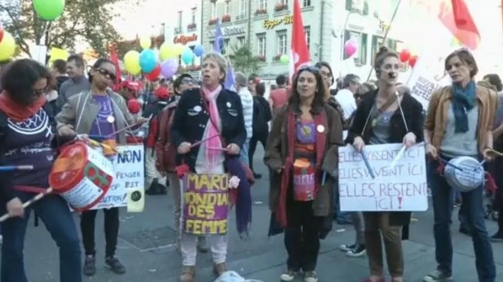 Švýcaři protestují proti referendu o omezení přistěhovalectví