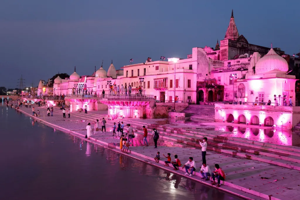 Chrámy a další budovy kolem břehu řeky Sarayua jsou osvětlené růžovou barvou během slavnostního ceremoniálu pořádaného v hinduistickém chrámu ve městě Ajódhja v Indii