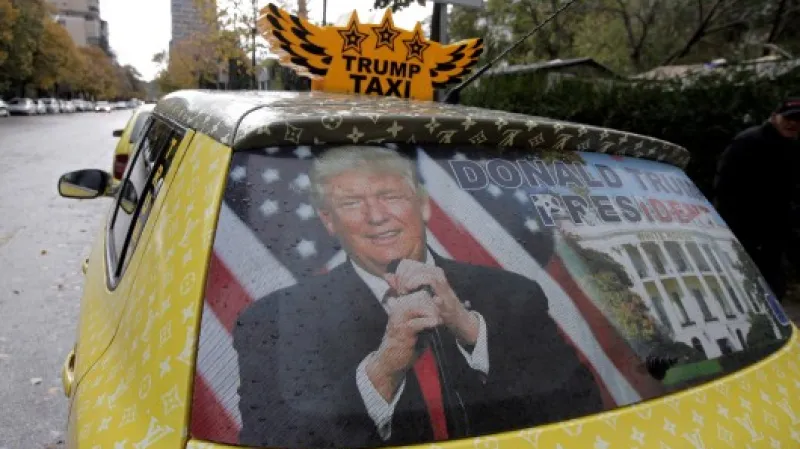 Trump na autě taxikáře v Albánii