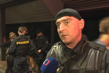 Režisér Michálek nabíjí úhoře. Ve filmu se připletou k přepadení benzinky