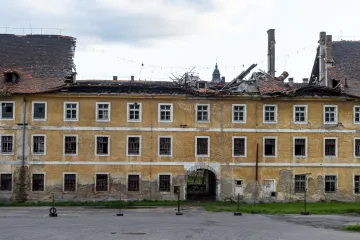 Chátrající kasárny v Terezíně by se mohly dočkat opravy, přimluvil se za ně i prezident